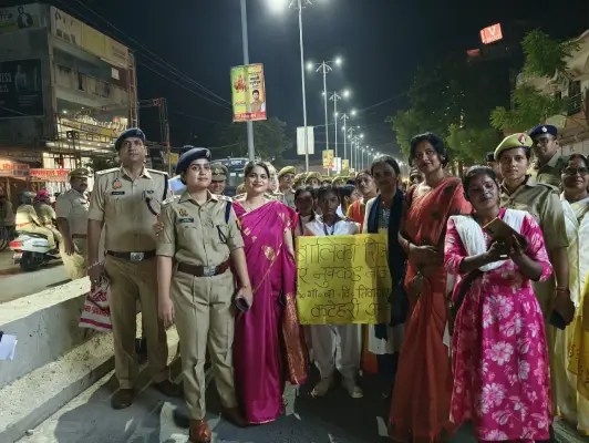 Ambedkar Nagar News: सड़क पर उतरीं DM ईशा प्रिया और SP प्राची सिंह, छात्राओं के साथ निकाला पैदल मार्च